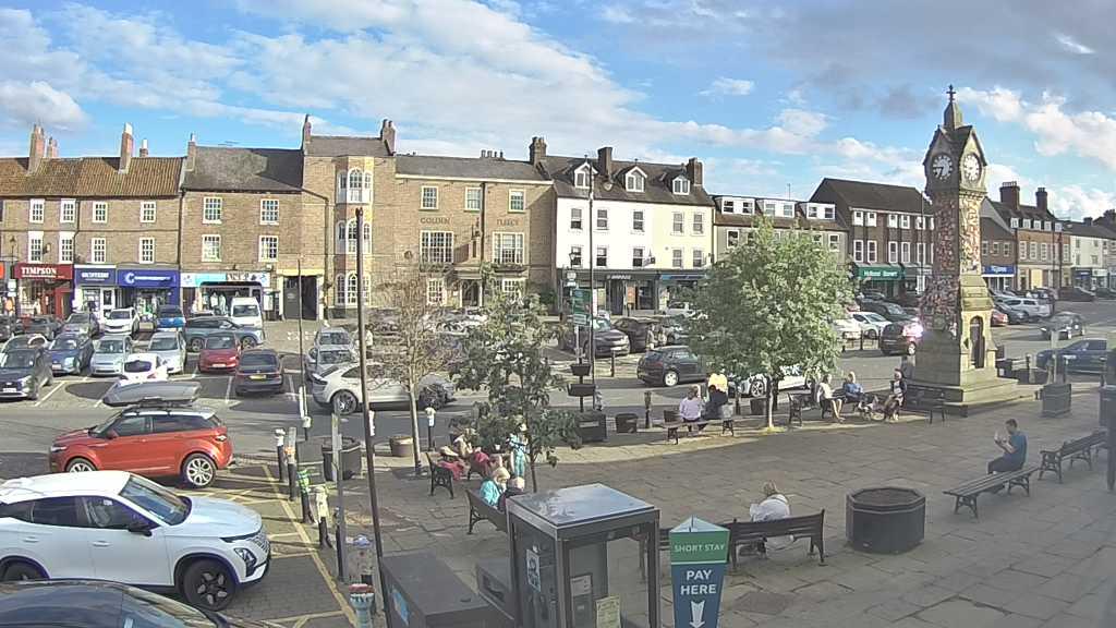Thirsk webcam overlooking the Market Place