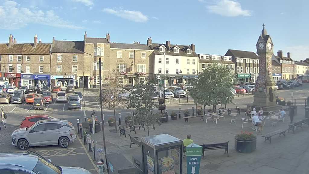 Thirsk webcam overlooking the Market Place