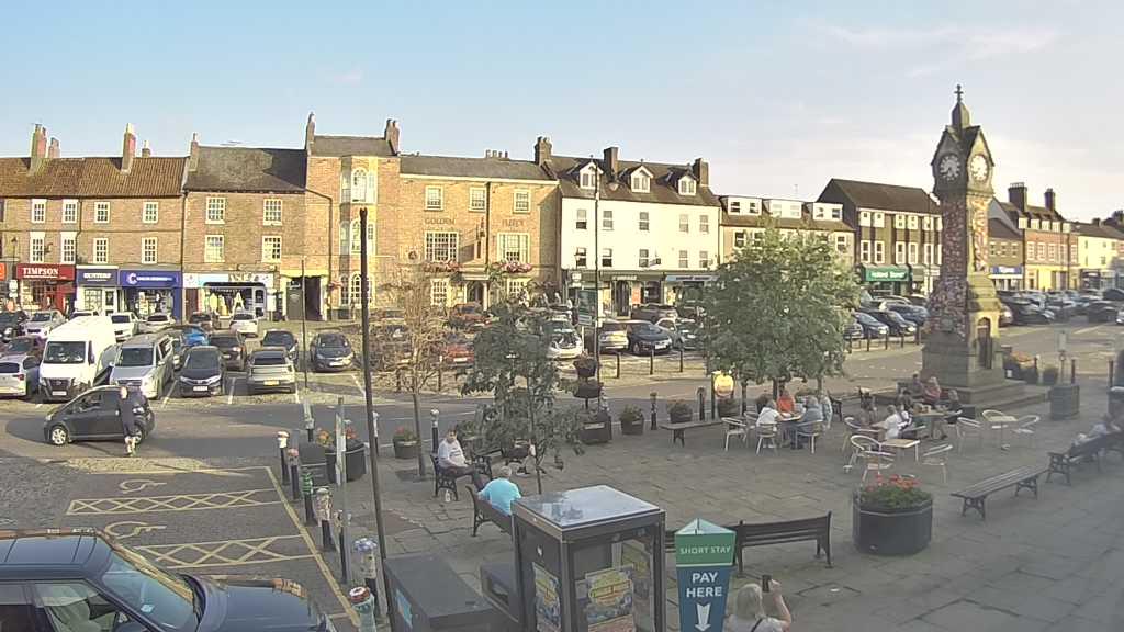 Thirsk webcam overlooking the Market Place